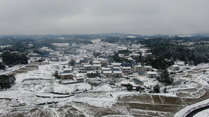 航拍美丽乡村冬天雪景炊烟21秒视频