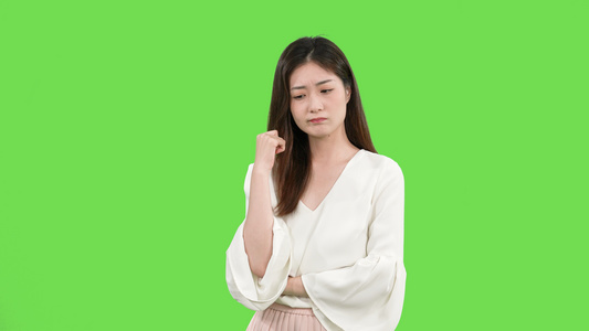 4k白底女性委屈表情动作视频下载 实拍视频 正版视频 摄图网