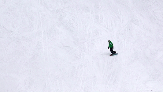 在高山上滑雪的雪车视频