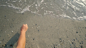 海浪冲刷的海滩沙沙中的概念词28秒视频