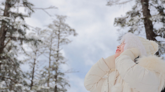 4K实拍唯美冬季女孩赏雪景视频素材视频