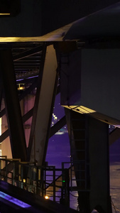 黑夜钢铁桥梁上驶过的轨道车辆城市素材视频