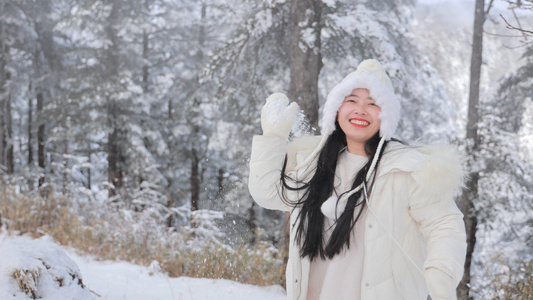 4K实拍冬季女孩打雪仗视频素材视频