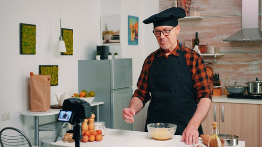 记录烹饪相关广播的vlogger视频