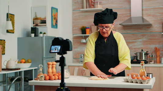 在厨房录制食物录像的老年妇女视频
