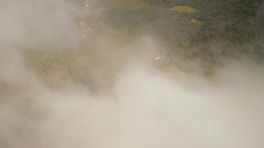 在山上湖边岛屿巴利印度视频