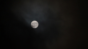 满月在雾中闪耀的光芒31秒视频