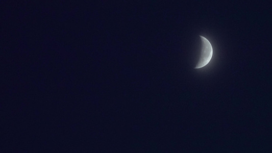 年轻的月亮与黑天空背景犹他州视频