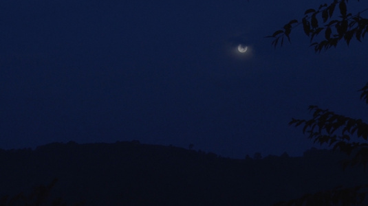 实拍夜晚云彩穿过月亮延时摄影视频