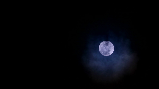 夜空寒冷的月亮和云朵飘过视频