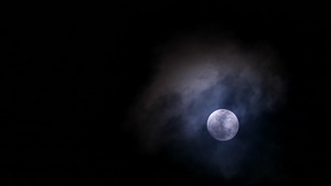 夜空中的黑月在寒冷的天空中回到柔软和黑暗的云层上91秒视频