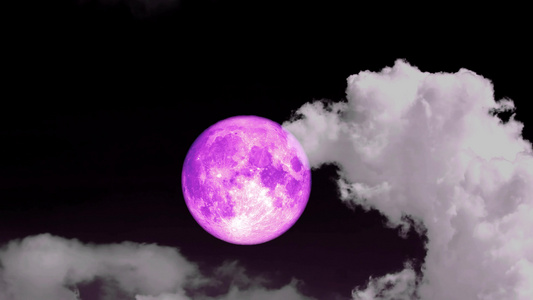 满粉红月亮在夜空升起灰色云朵飘过视频