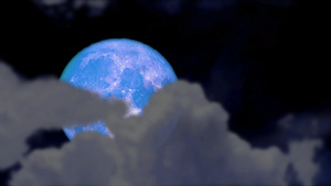 满蓝月回到夜空和模糊的云在移动30秒视频