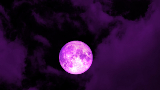 粉红月亮满月在夜空中升起橙色云朵飘动视频