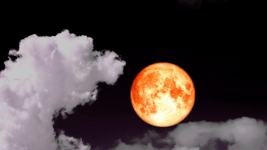 满满的草莓血月在夜空升起灰云飘动视频