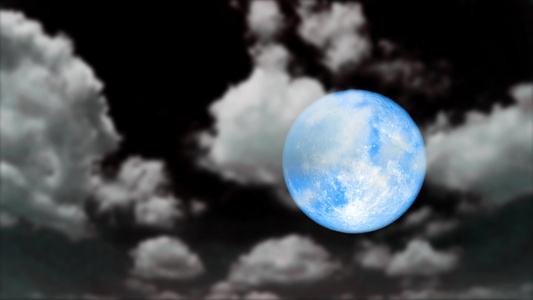 海狸蓝月升起后夜空中的乌云在夜空间消逝视频