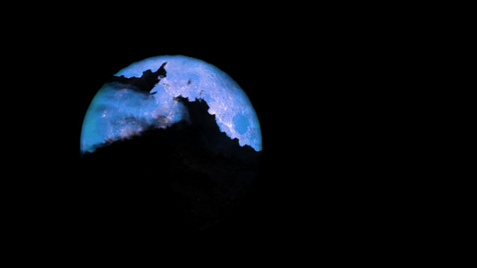 夜空时满蓝月阴暗的云彩在移动视频