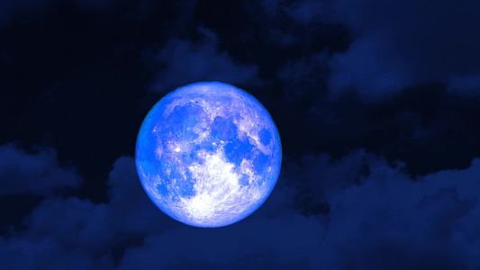 夜空中升起的超级蓝色月亮橙色云朵移动过视频