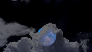 夜空中满蓝月升起乌云飞逝30秒视频