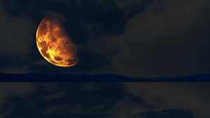 半圣月升起在湖面的黑暗天空上25秒视频
