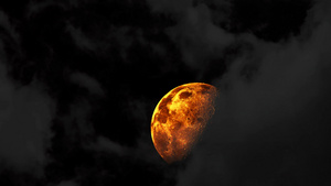 半月升起在黑暗的天空和灰色的云25秒视频
