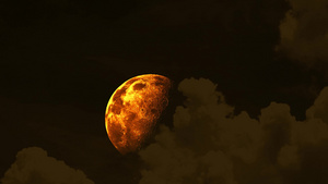 半月血月在夜空升起橙色云朵移动过15秒视频