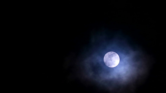 夜空中月亮寒冷的夜空在柔软和黑暗的乌云上回升视频