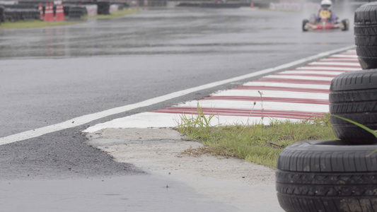 在赛道上用雨轮胎提高卡丁车速度视频