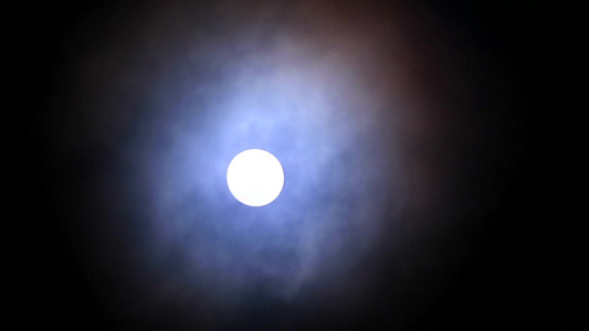 丰收月月升起在夜空和乌云移动中视频