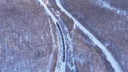 内蒙古根河火车汽车在林海雪原中穿行视频