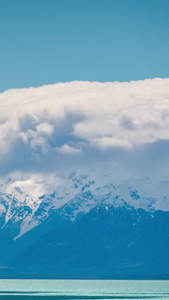 湖泊雪山云雾翻腾湖泊延时视频