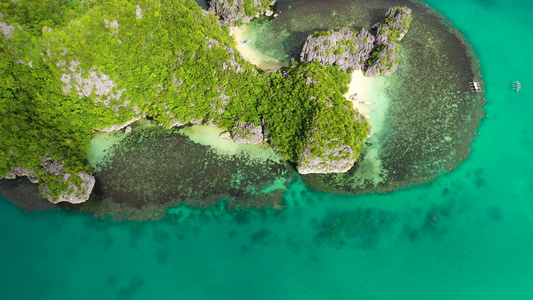 有雨林的岩石岛空中观望...喀拉莫群岛菲利平群岛视频