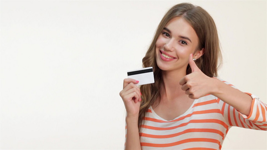 展示女性用信用卡显示拇指视频
