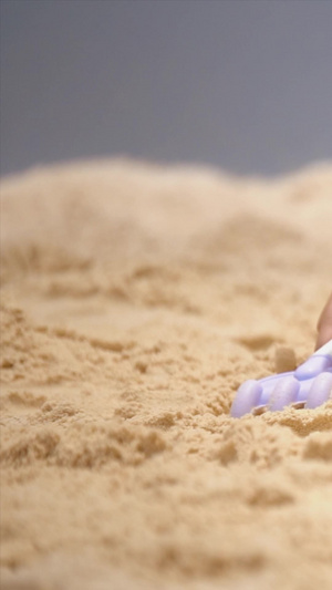 升格夏天孩子们玩沙挖沙儿童挖沙19秒视频