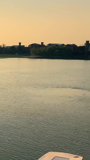 实拍夕阳下湖中游船观光夕阳倒影27秒视频