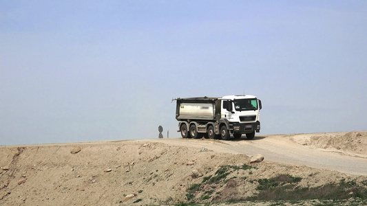 在公路建筑工地运输土壤的卡车运土视频