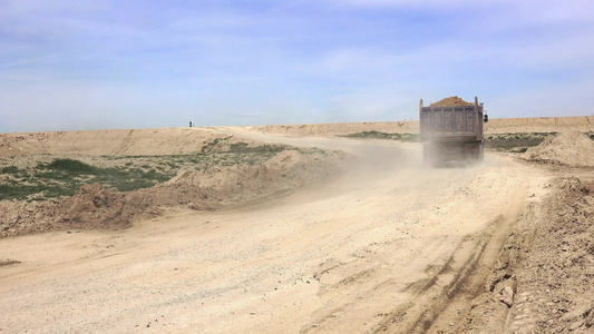 在公路建筑工地运输土壤的卡车运土视频