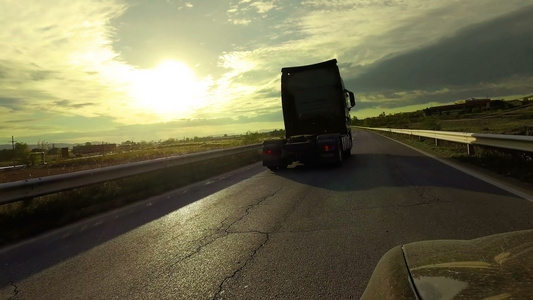 在夕阳日落时乘车飞越农村公路上的汽车视频