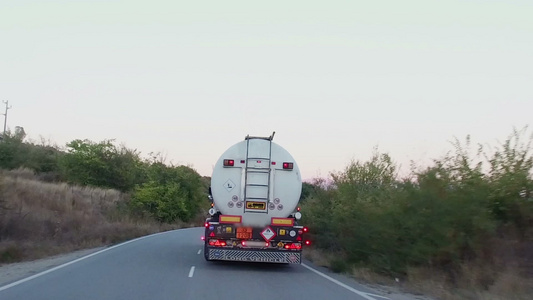 农村公路上的油气油罐车视频