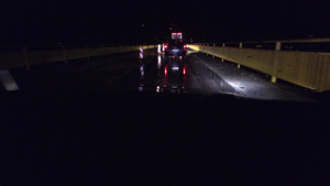 在狭窄的农村公路上开夜车送货卡车在桥上建筑工程16秒视频