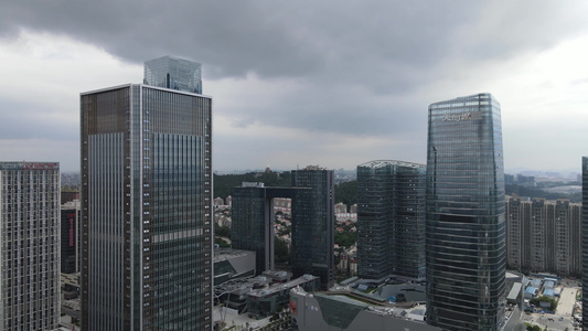 暴雨来临前城市景观航拍视频