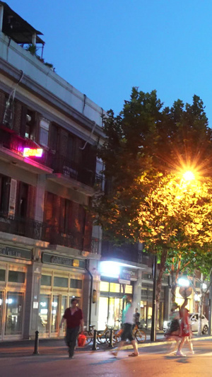 城市夜景道路交通路口红绿灯络绎不绝的汽车和行人素材城市素材58秒视频