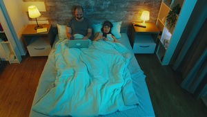夫妻情侣睡前看数码产品15秒视频