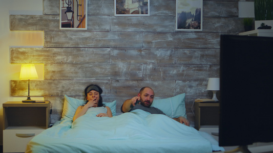 睡在卧室里睡觉的一对疲劳的夫妇视频