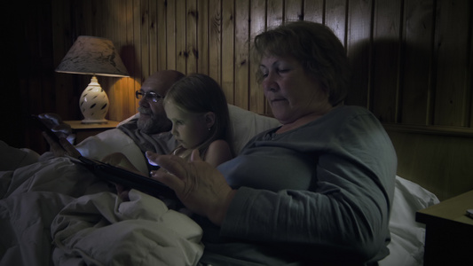 外祖父母和孩子躺在床上视频