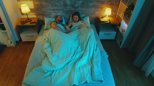 一对年轻夫妇深夜在床单下聊天的景象13秒视频