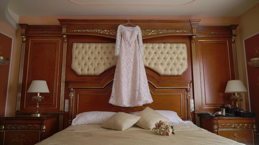 卧室中的白色婚纱视频