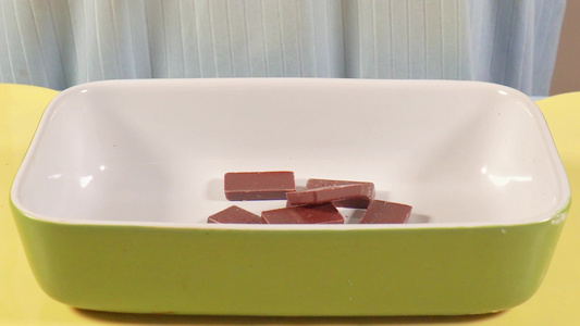 拆开巧克力包装纸制作甜品情人节朱古力视频