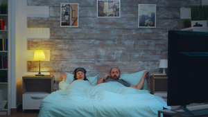 年轻夫妇在睡觉前把灯关了16秒视频