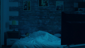 一对夫妇睡在毯子下面的卧室里月光照亮了房间12秒视频